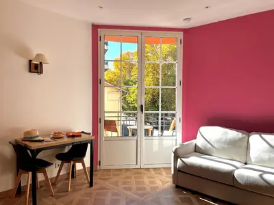 a living room with a couch and a table at Studio Ciste avec terrasse à Cagnes-sur-Mer in Cagnes-sur-Mer
