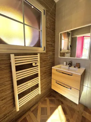 a bathroom with a sink and a mirror at Studio Ciste avec terrasse à Cagnes-sur-Mer in Cagnes-sur-Mer