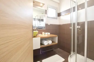 a bathroom with a shower and a sink at Terrasse, piscine & parking sur la Côte d'Azur in Saint-Laurent-du-Var