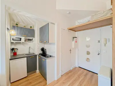 a small kitchen with a sink and a microwave at Proche mer - 2 pers, AC in Nice