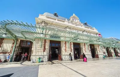 a large building with people standing outside of it at Le Notre Dame - 2 pièces au cœur de Nice in Nice