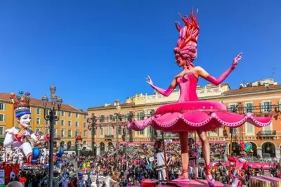 a woman in a pink dress in a parade at Le Notre Dame - 2 pièces au cœur de Nice in Nice