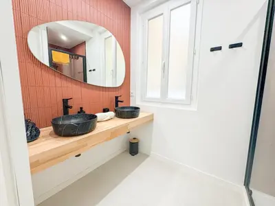 a bathroom with two sinks and a mirror at Confortable & Élégant climatisé au Port de Nice in Nice