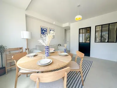 a dining room with a wooden table and chairs at Confortable & Élégant climatisé au Port de Nice in Nice
