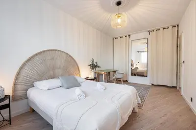a bedroom with a large white bed in a room at Grand T4 chic près du Port Balcon & Clim in Nice