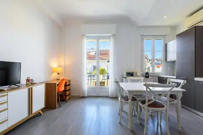a kitchen and dining room with a table and chairs at Charmant 2 pieces dans le carre d or in Nice