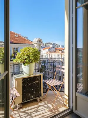 a balcony with a table and a plant on it at Charmant 2 pieces dans le carre d or in Nice