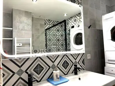 a bathroom with a sink and a mirror at Hyper centre massena in Nice