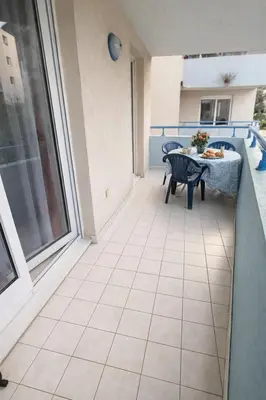 a balcony with a table and chairs on a balcony at Cocoon au calme, proche mer et centre ville in Nice