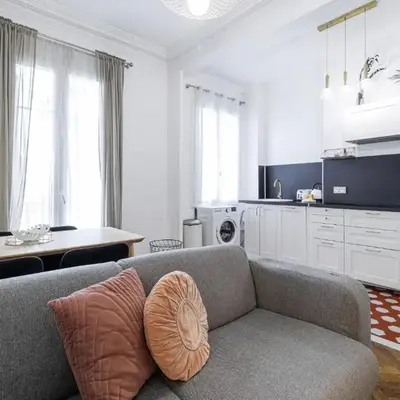 Large 2 Bdr City Center close to Train Station