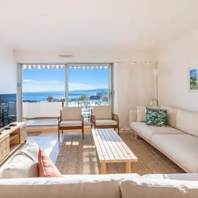 2BR Sea View Apartment with Pool & AC