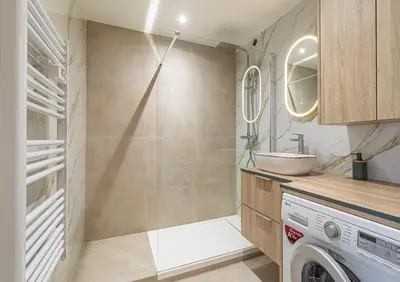 a bathroom with a sink and a washing machine at Studio cosy Vue mer in Nice