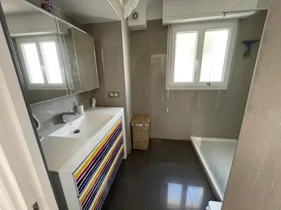 a bathroom with a sink and a bath tub at Appartement Pieds dans l'eau in Saint-Laurent-du-Var