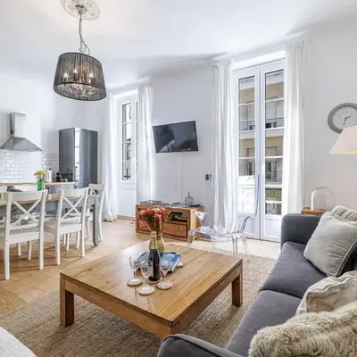 Wide & Central 3 Bdr - AC & Balcony