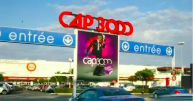 a sign in a parking lot at a car dealership at Appartement sur la Plage, Le Royal Beach in Saint-Laurent-du-Var
