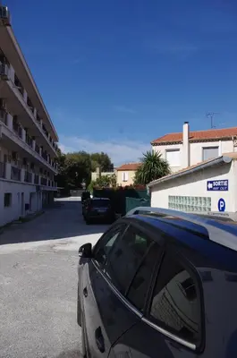 a blue parking sign on the side of a wall at MOTEL ASCOT - Hotel & Appartements in Cagnes-sur-Mer