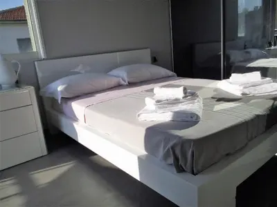 a white bed with towels on it in a bedroom at Appartement Cattleya - rue halevy in Nice