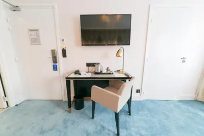 a desk with a chair in a room at Best Western Hôtel Journel Saint-Laurent-du-Var Aéroport in Saint-Laurent-du-Var