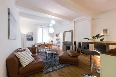 a living room with a couch and a table at PREF 2 · F4 - VASTE ET BOURGEOIS ,3 CHAMBRES, ASCENSEUR, VX-NICE in Nice