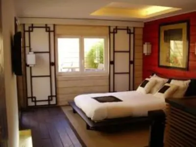 a bedroom with a bed and a red wall at Intérieurs-Cour in Nice