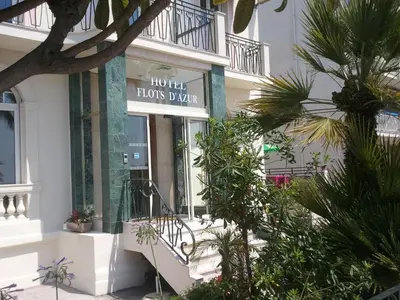 a building with a sign that reads houston floors widen at Hotel Flots d'Azur Promenade des Anglais in Nice