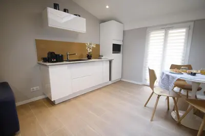 a kitchen and dining room with a table and chairs at WAVEBNB All Confort, central, parking in Nice
