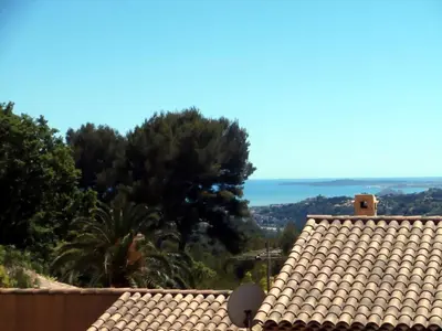 a view of the ocean from the roof of a house at La petite maison in La Gaude