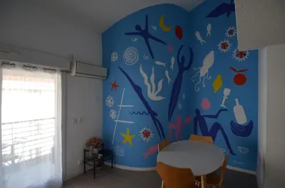 a room with a blue ocean themed wall at TOBIAS - Appartement Duplex 4 personnes Quartier Riquier Nice in Nice