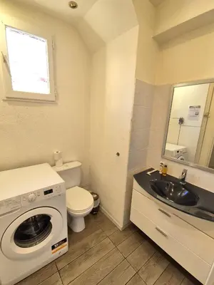 a bathroom with a washing machine and a sink at Plein centre Appartement climatisé et spacieux avec grande terrasse sur le toit à Nice in Nice