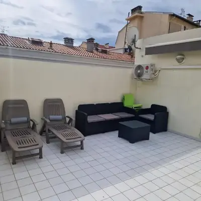 Plein centre Appartement climatisé et spacieux avec grande terrasse sur le toit à Nice