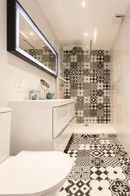 a bathroom with a black and white tiled floor at Rossini Centre Ville - Proche Tram in Nice