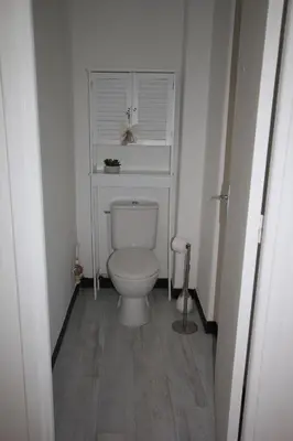 a bathroom with a white toilet in a room at T2 entièrement équipé, proche toutes commodités in Nice