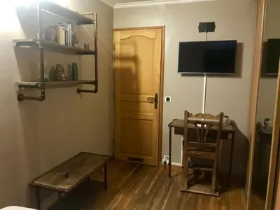 a room with a desk and a chair and a television at Chambres chez l'habitant Villa l'Île aux Anges in Saint-Andre-de-la-Roche