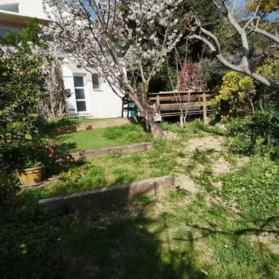Rez de villa avec beau jardin et belle vue