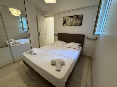 a small bedroom with a bed with towels on it at CONGRES - Appartement 4 personnes grande terrasse dans le Carré d'Or à Nice in Nice