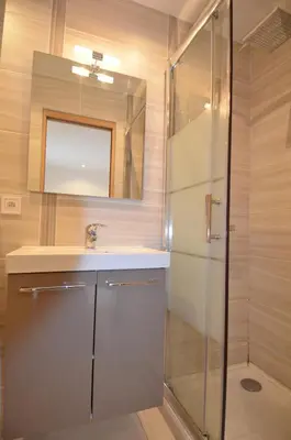 a bathroom with a sink and a shower at CONGRES - Appartement 4 personnes grande terrasse dans le Carré d'Or à Nice in Nice