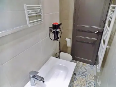 a bathroom with a white sink and a toilet at GARE 5 minutes GARIBALDI RÉPUBLIQUE chambre PRIVEE non FUMEUR pour voyageurs CALMES TRAM au pied de l'immeuble in Nice