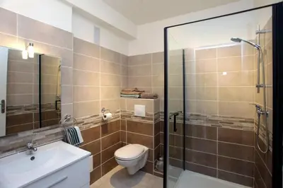 a bathroom with a toilet and a glass shower at Studio à Nice ensoleillé proche centre et plage in Nice
