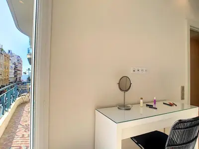 a white desk with a mirror and a mirror at Silver Beach Central 4pers Séjour 30jours Location éligible au Bail Mobilité Mobility Lease in Nice