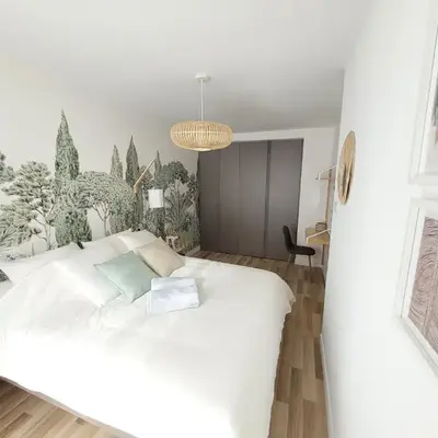 Sunny and calm 2 bed apartment place du Pin