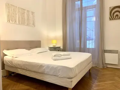 a bedroom with a bed with two towels on it at ApartHotel Riviera - 2 minutes de la plage - Exceptionnel 2 chambres AC - BALCON MEYERBEER 1 in Nice