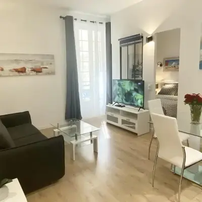 Central Modern Flat Lamartine