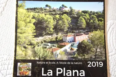a small kitchen with a sink and a microwave at Studio climatisé et sa terrasse privée en villa in La Trinité