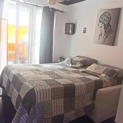 CHAMBRE CHEZ L'HABITANT - ROOM IN THE OWNER'S APARTMENT