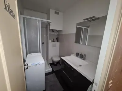 a hallway with a door leading to a bedroom at Beau Studio à 50m de la plage in Nice