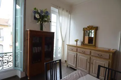 a room with a dresser and a mirror and a window at DUPLEX BORRIGLIONE - Spacieux appartement pour 6 personnes au pied du tram in Nice