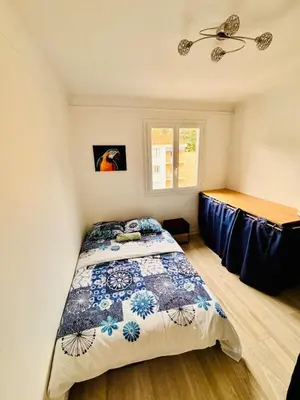 a bedroom with a bed and a window at Spacieux/paisible 5 pièces en plein coeur de Nice in Nice