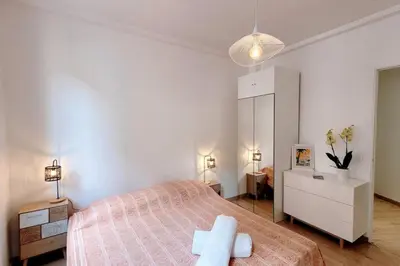 a white bedroom with a bed and a white cabinet at Ze Perfect Place - Confortable appartement 2 CHB - Asc - Port - Garibaldi in Nice