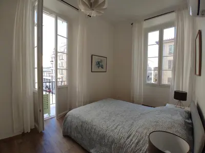 a bedroom with a bed and two windows at 2 à 6 personnes - WELCOME TO NICE ! LOGEMENT PORT in Nice