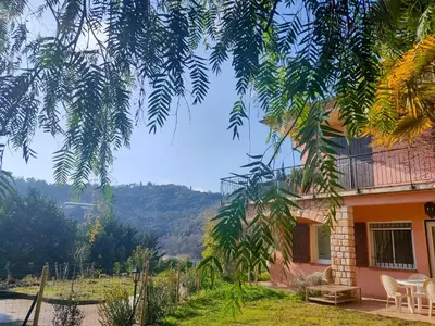 a house with a view of the mountains at Un brin de paille in Cagnes-sur-Mer